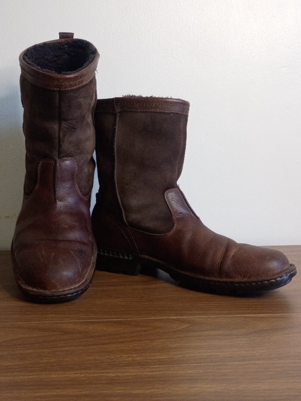 UGG Hartsville Men's Sz 12 US/45.5 EU Pull-on Boot Leather & Suede w Sheepskin